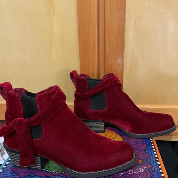 Justin 6” Burgundy Velvet Bow Boots - Picture 2 of 7